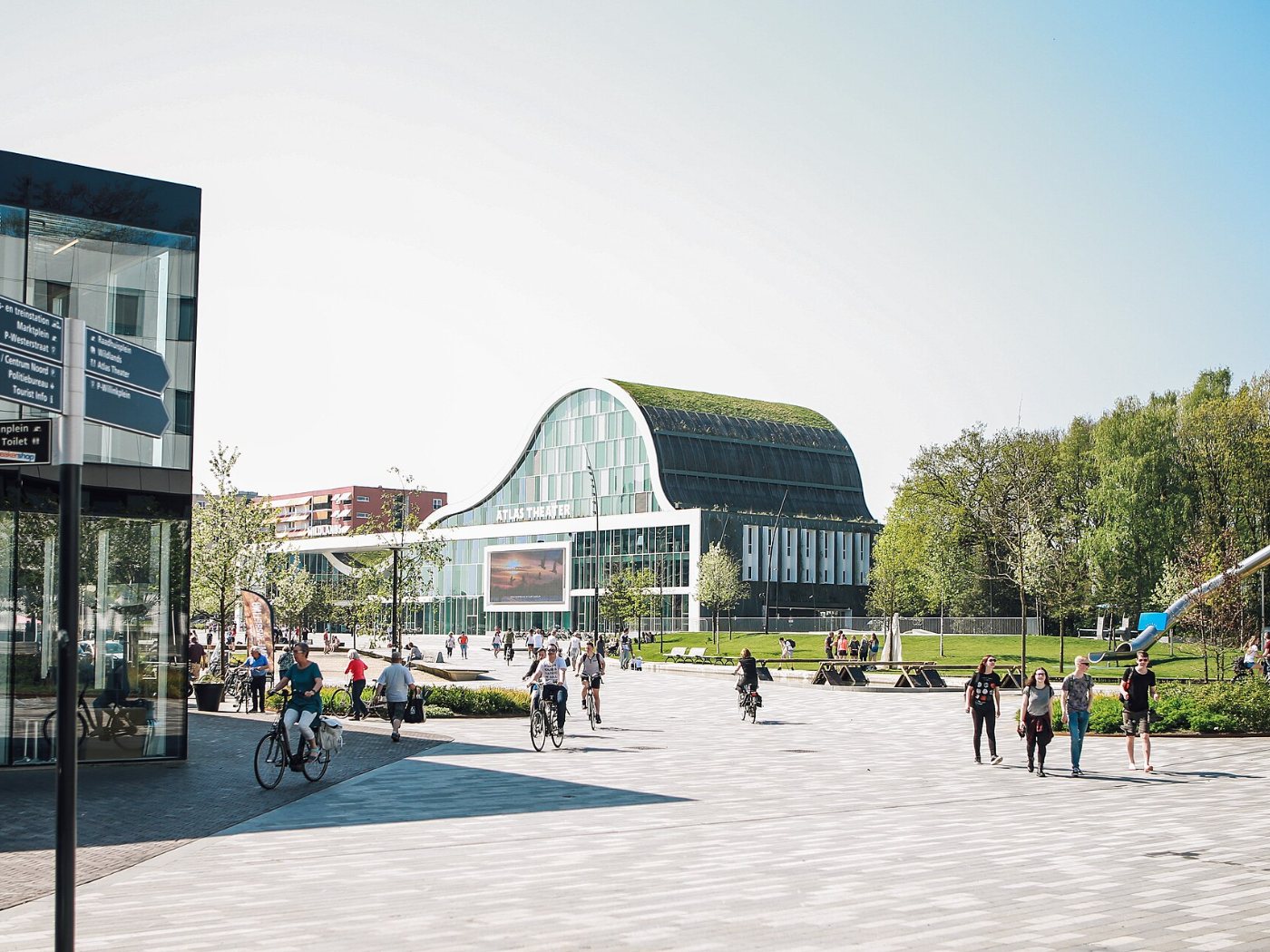 De Vismarkt aan het water in Emmen, met terrassen en de Grote Kerk op de achtergrond