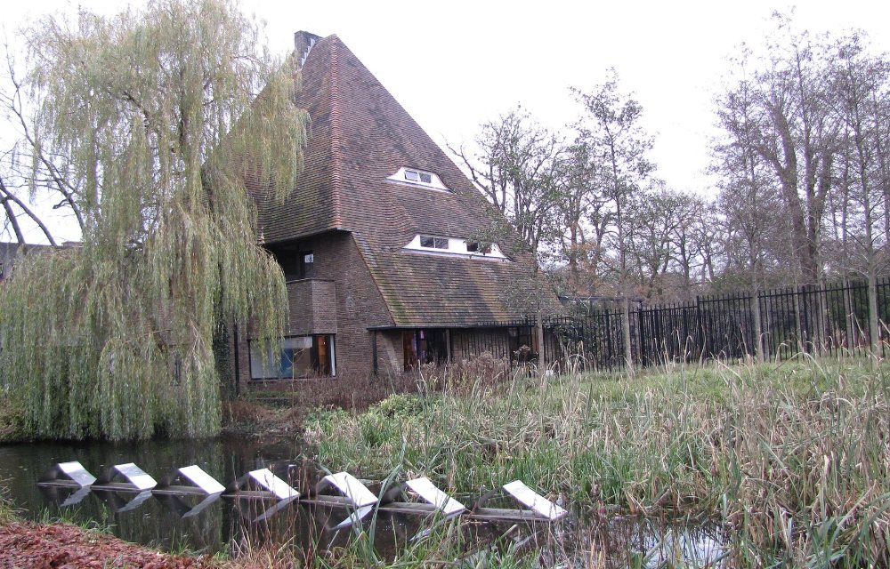 Het Kasteel van Emmen gezien over het water