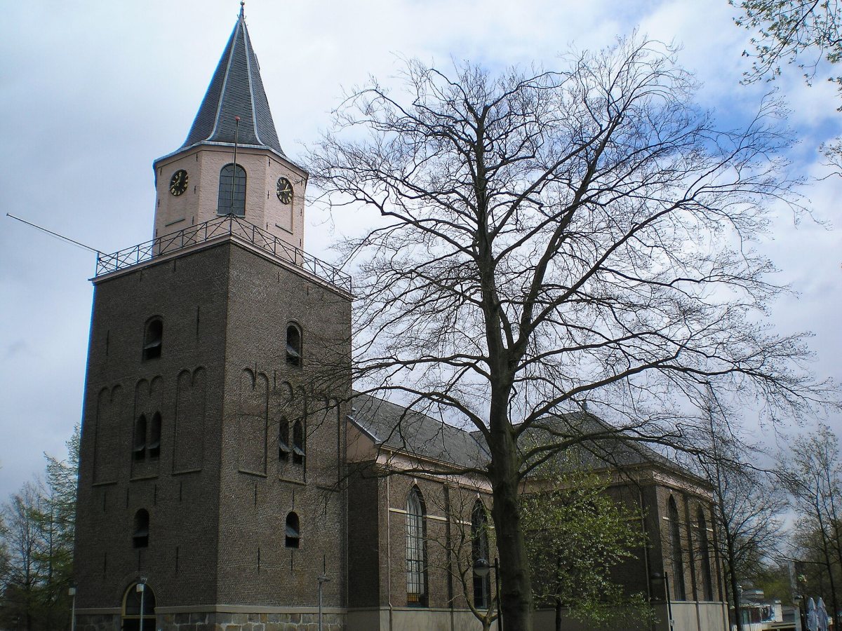 De Grote Kerk en het kasteel van Emmen weerspiegeld in het water
